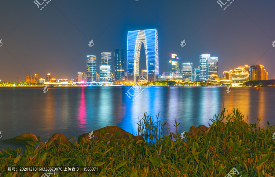 苏州东方之门夜景