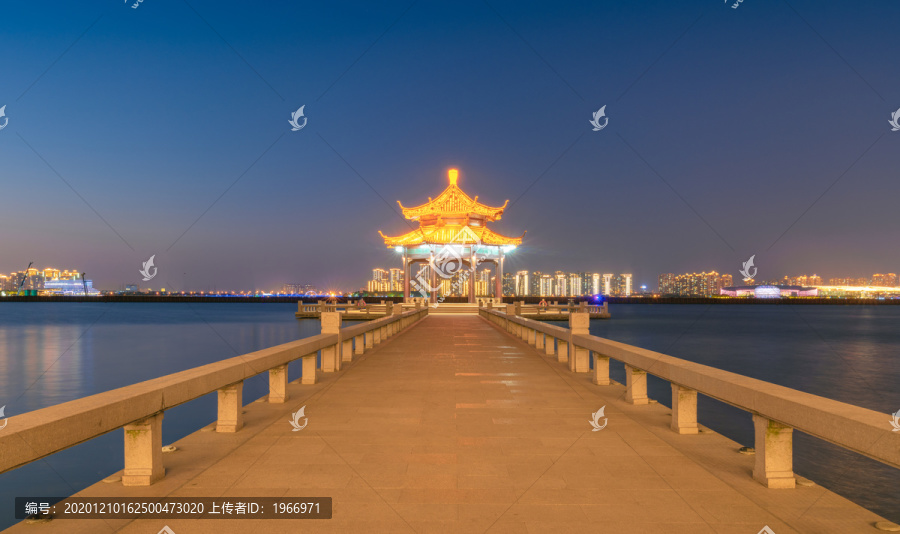 苏州金鸡湖湖心亭夜景
