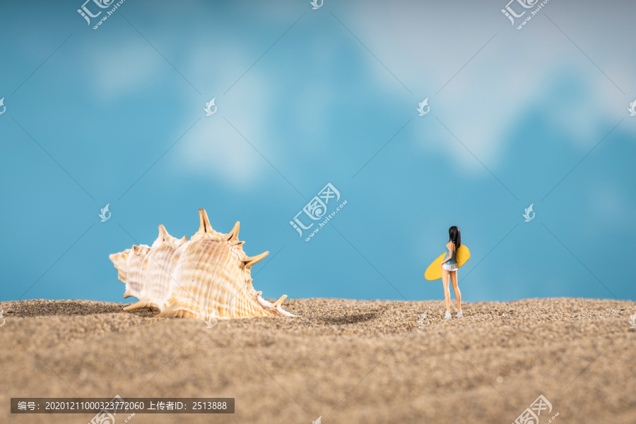沙滩上的冲浪女孩