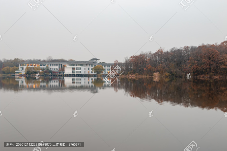 平静的湖水静谧的山庄