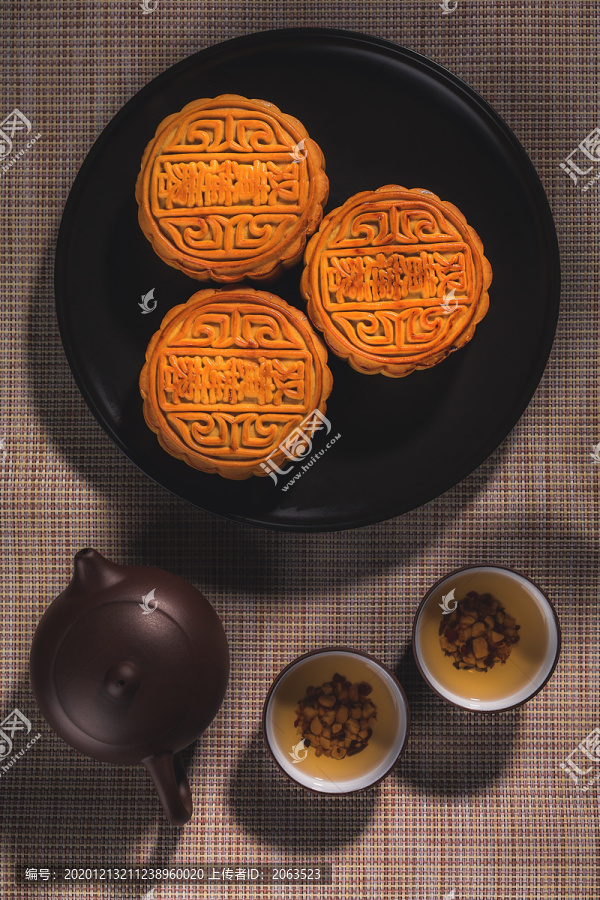 中秋节传统美食蛋黄莲蓉月饼