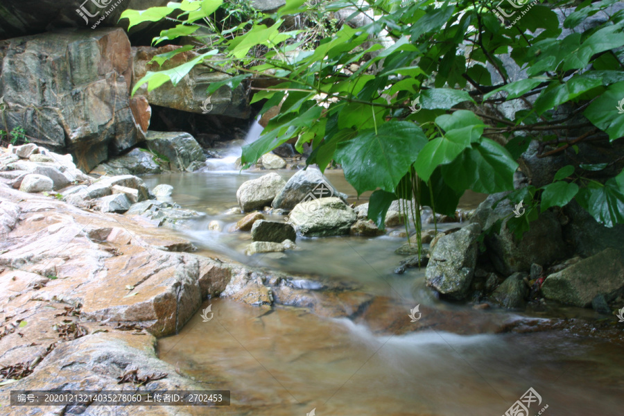 清澈河水