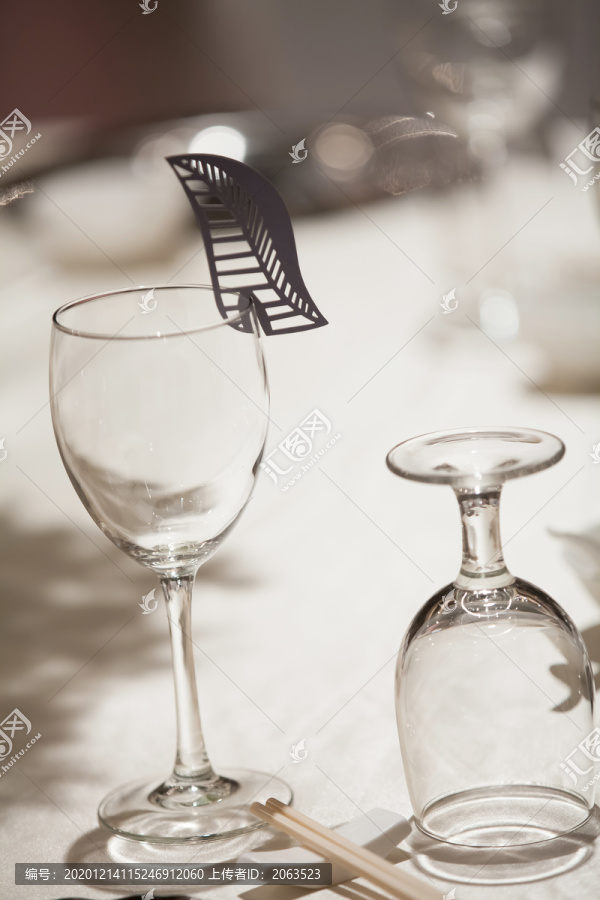 西式餐桌上的精致玻璃酒杯