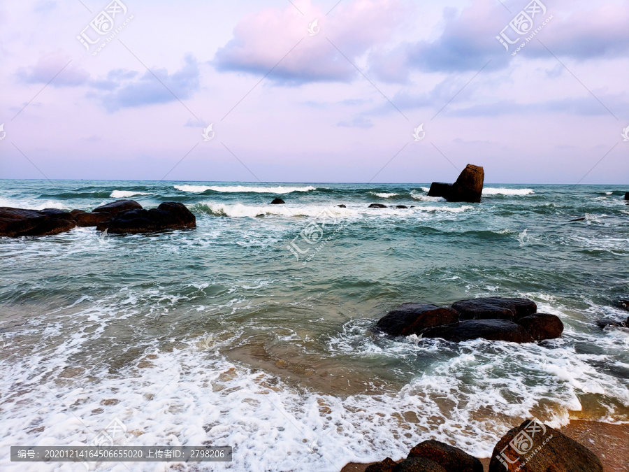 清澈海水中矗立的岩石
