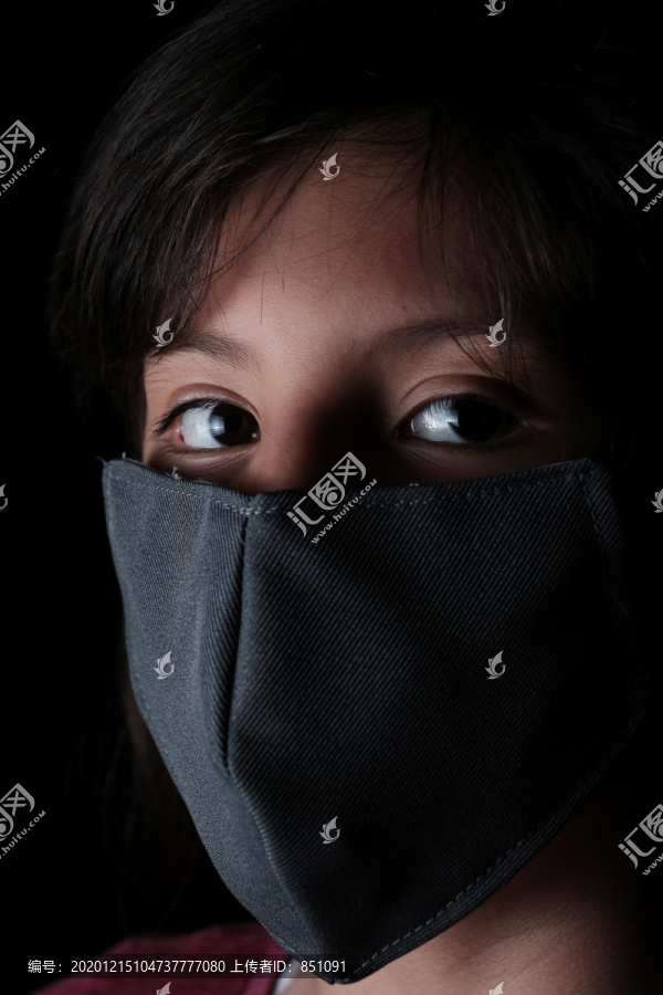 戴防护面罩的女孩肖像