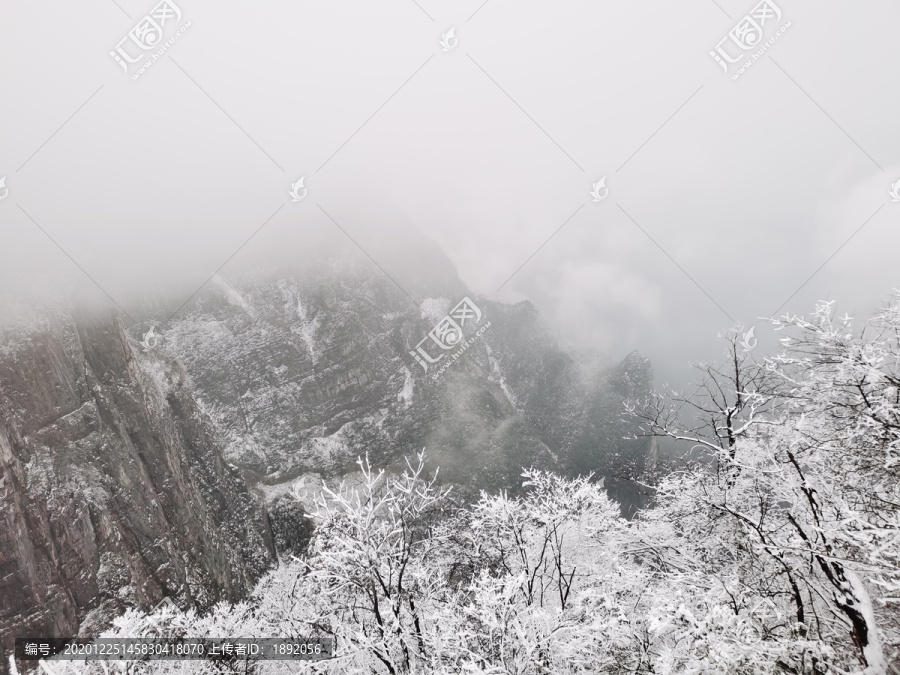 天门山雪景