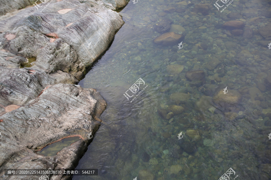 溪流清流水