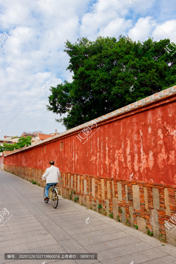 闽南古建筑的红色围墙