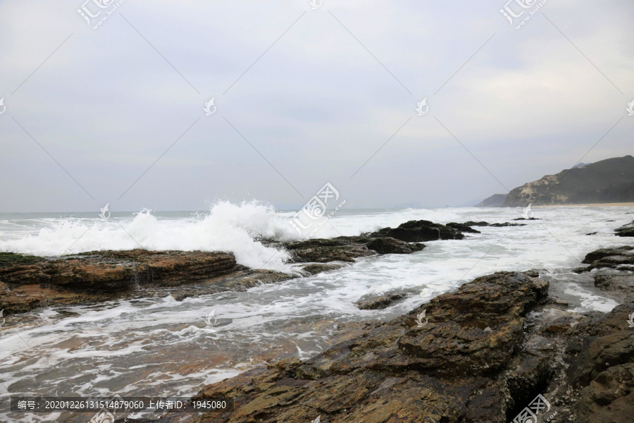 海浪岩石滩
