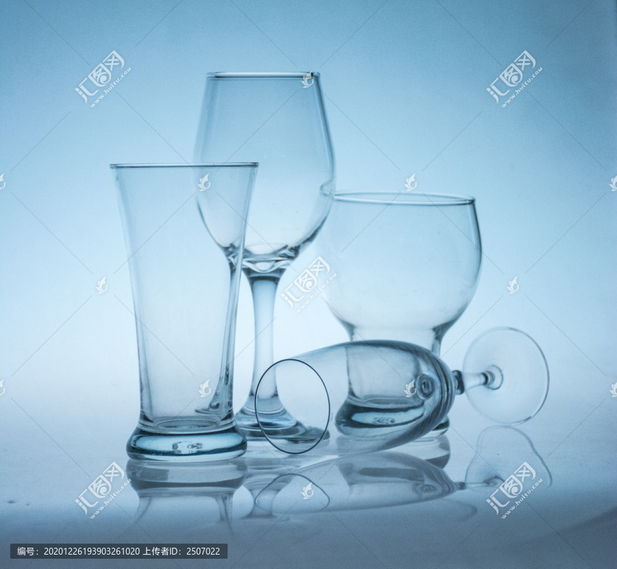 白色玻璃杯
