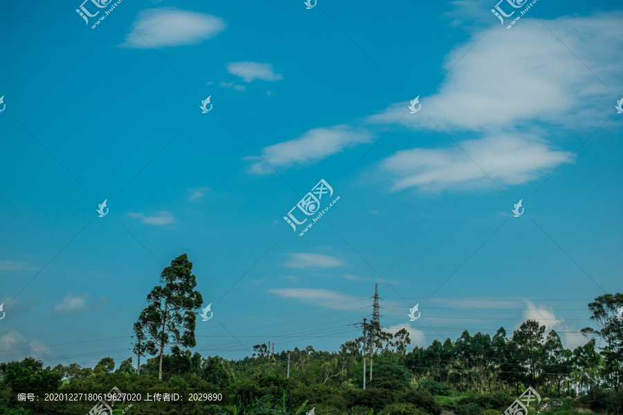 夏天的原野风景蓝天白云小清新