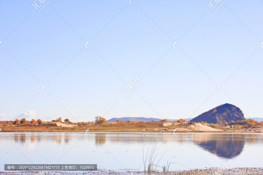 内蒙古秋天草原草原中的湖泊围场