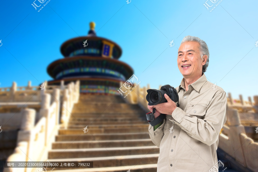 老年男人在天坛拍照