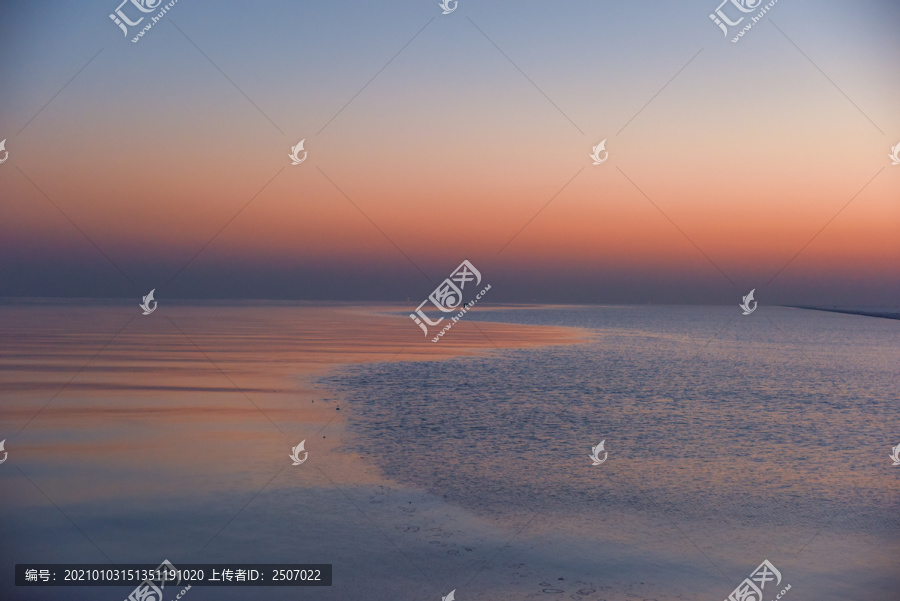 在海面上泛起的朝霞暖阳