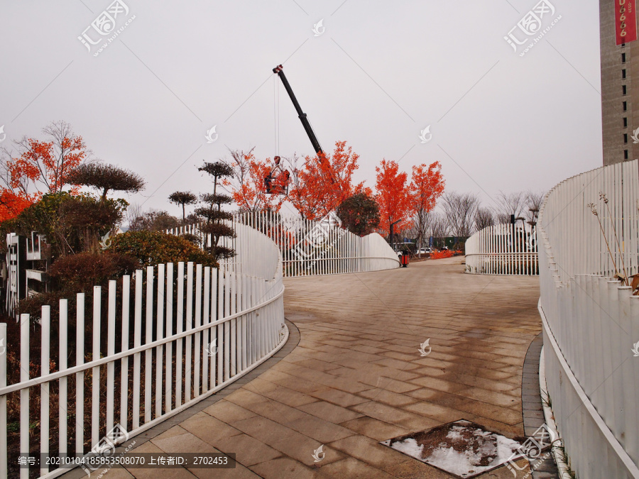 装扮节日挂灯笼和花树的场景