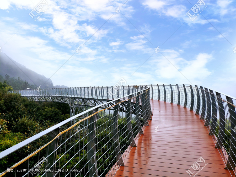 蓝天下的高空栈道