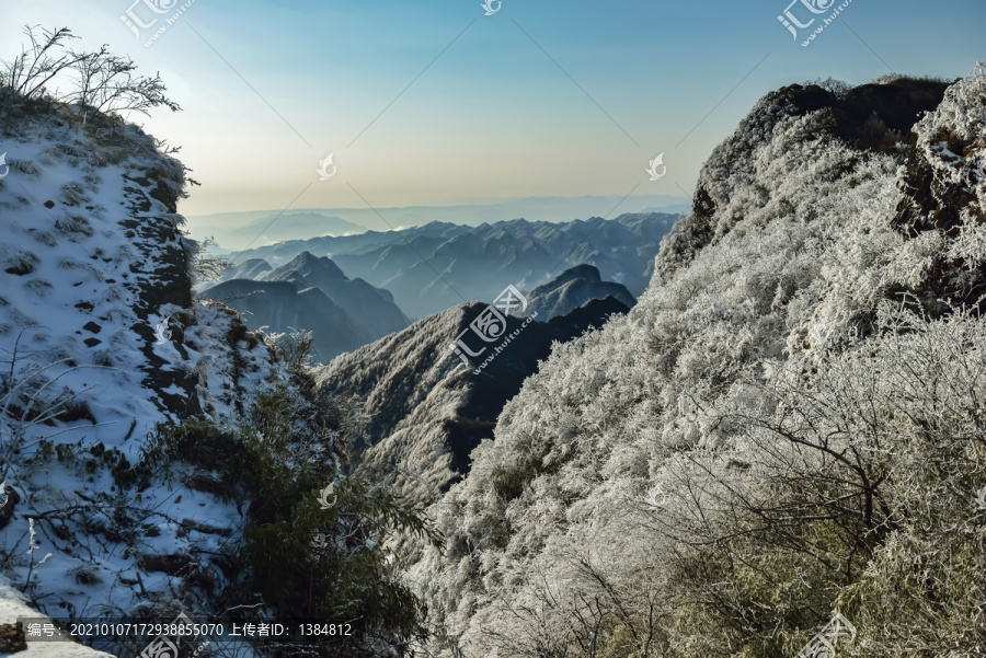 五峰独岭雪景