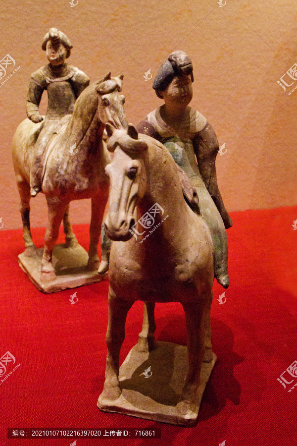 唐代彩绘骑马女俑