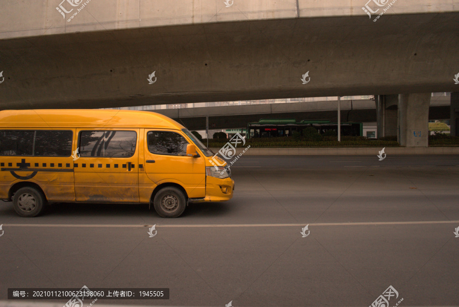 高架下快递车