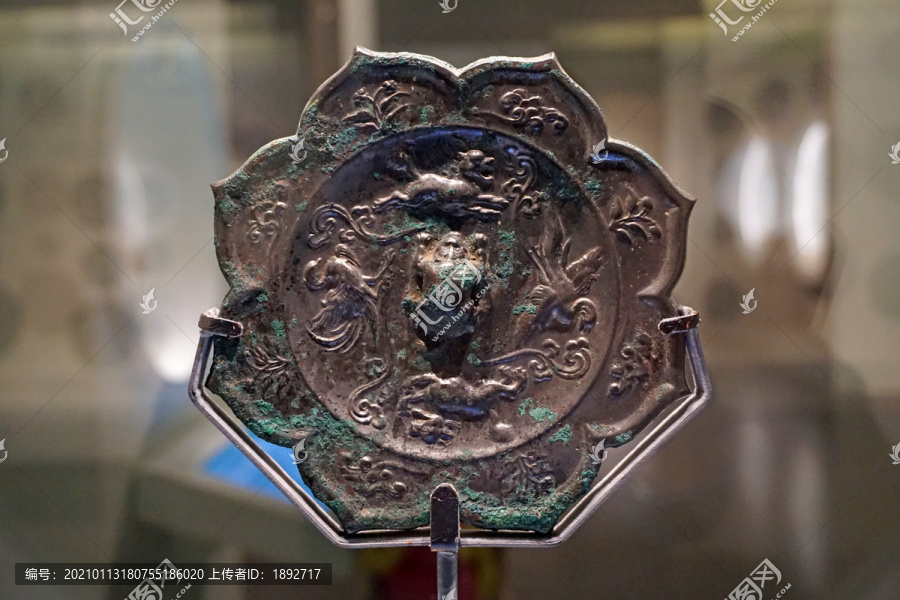 唐代双鸾狻猊纹菱式铜镜