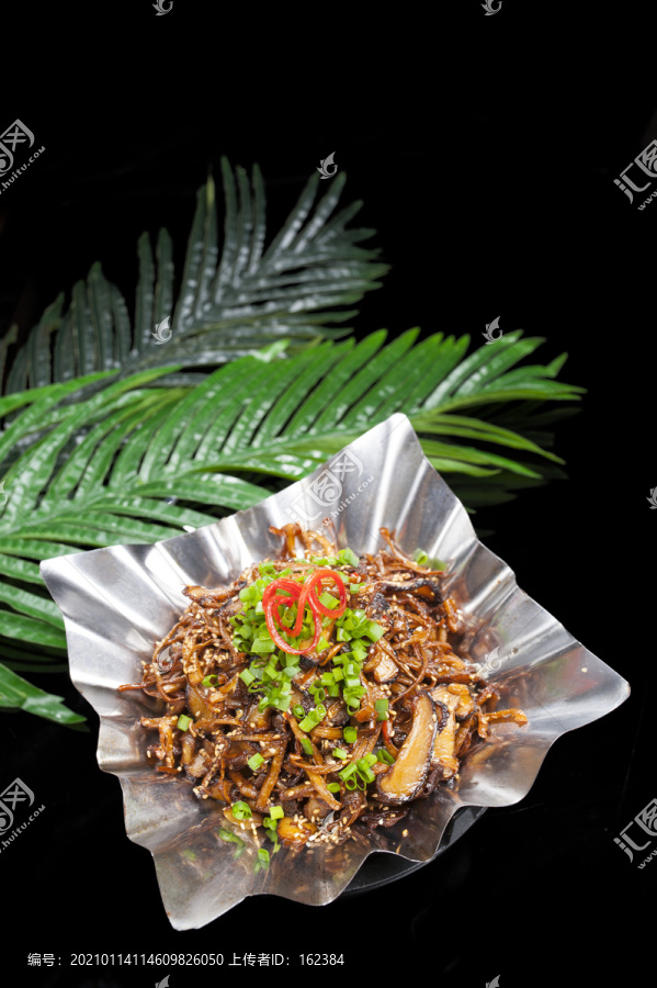 干锅腊肉烩菌菇