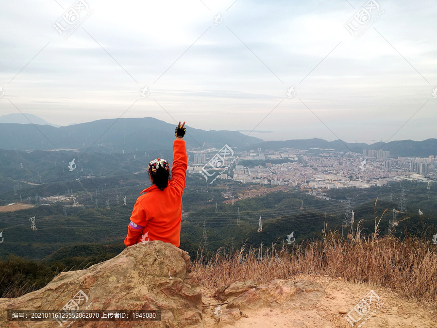 户外徒步登山者