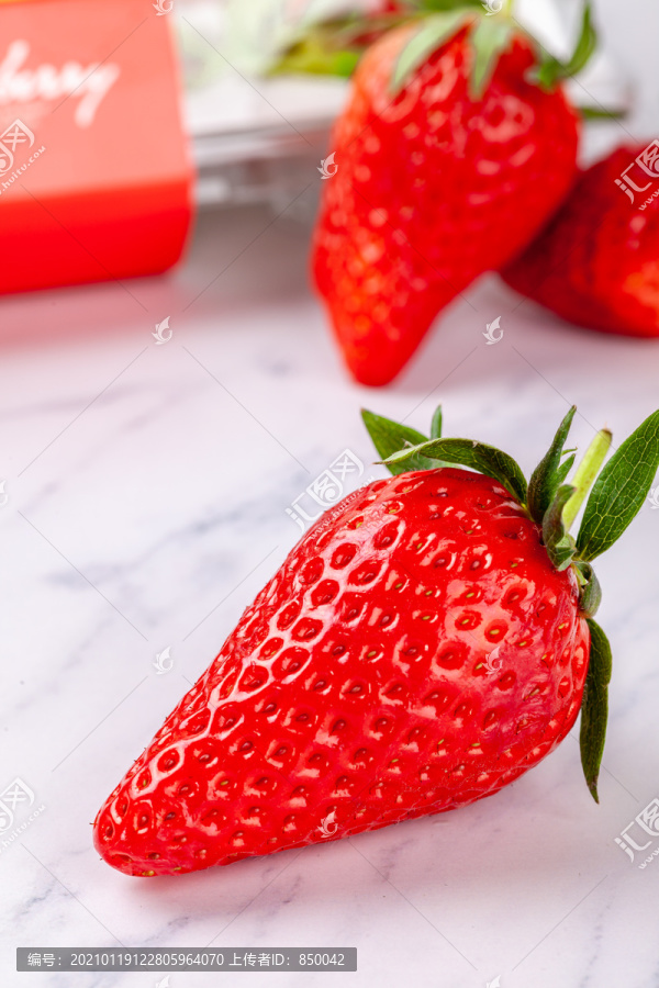 大理石桌面上的新鲜草莓