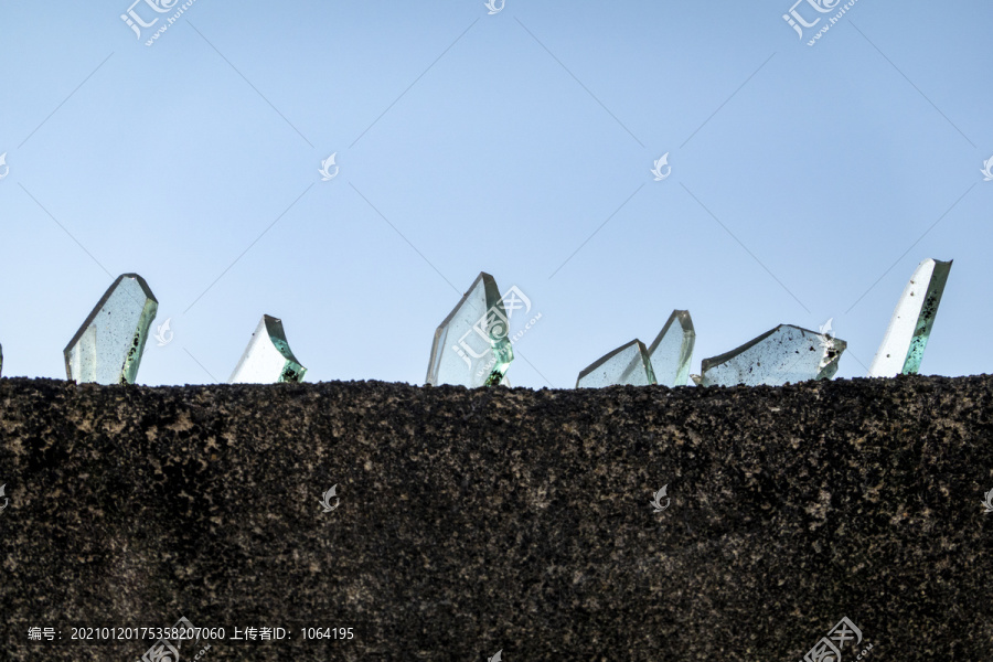 墙头碎玻璃