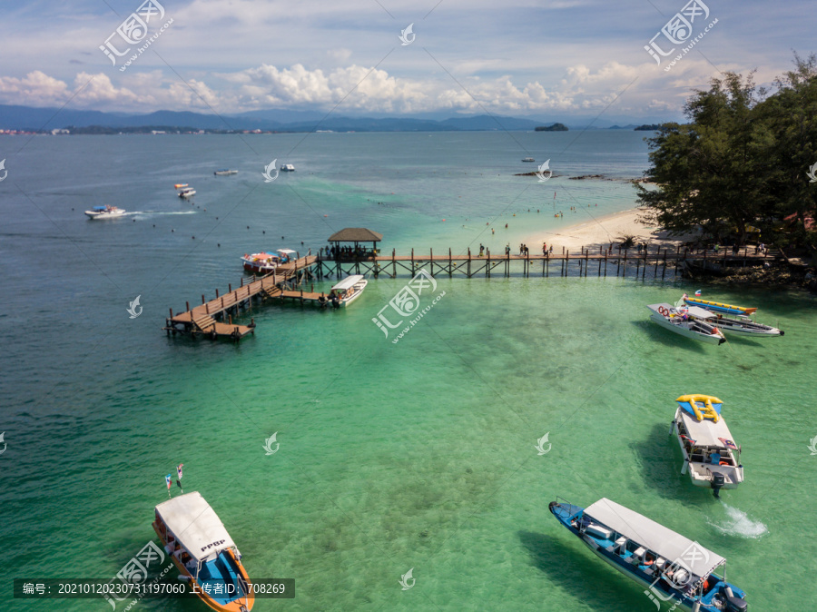 航拍热带海岛大海与游艇