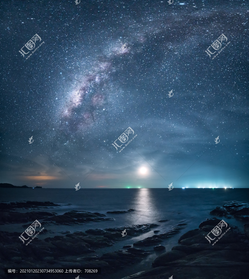 热带海岛海边夜晚的星空银河与月