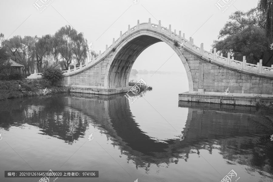 北京颐和园古代石拱桥的黑白照片
