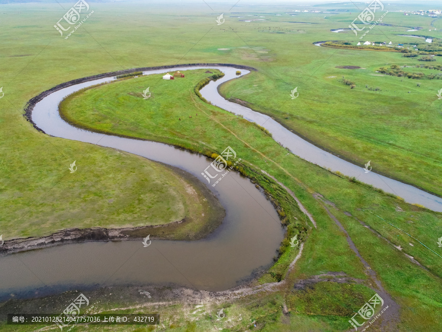 航拍草原河流蒙古包