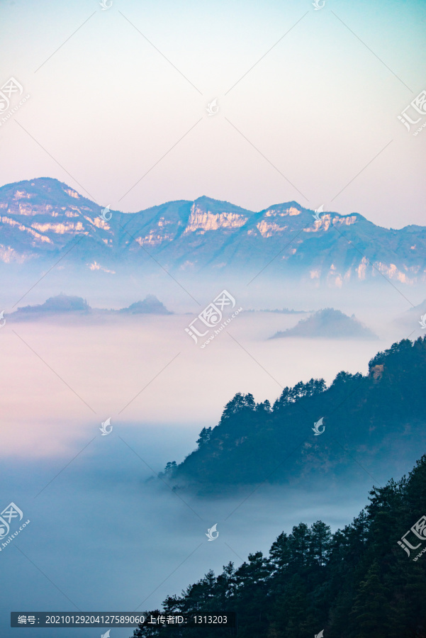 湖南湘西山间的云雾