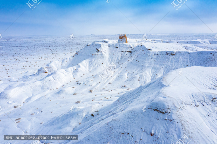 山崖烽火台雪景