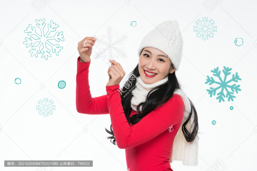 年轻女子拿着雪花道具