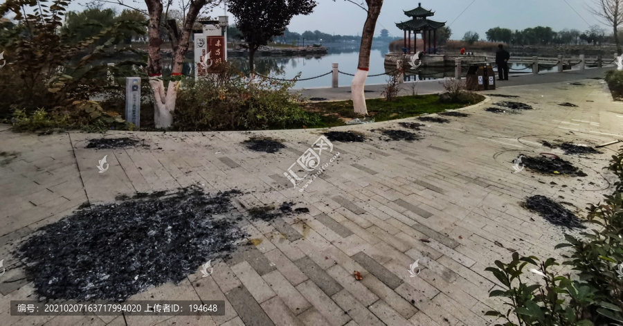 清明节后湖边烧纸灰