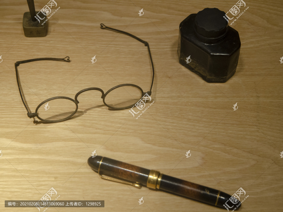 老式眼镜钢笔墨水瓶