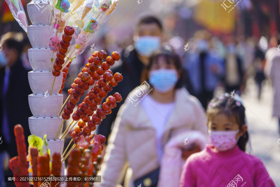 糖葫芦和虚化的戴口罩的人