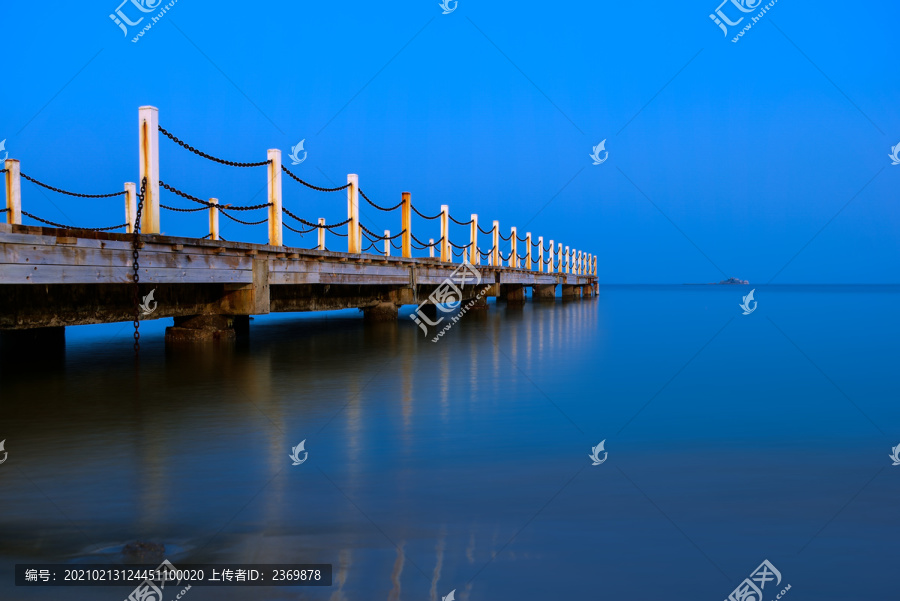 山东威海荣成傍晚海边的栈桥