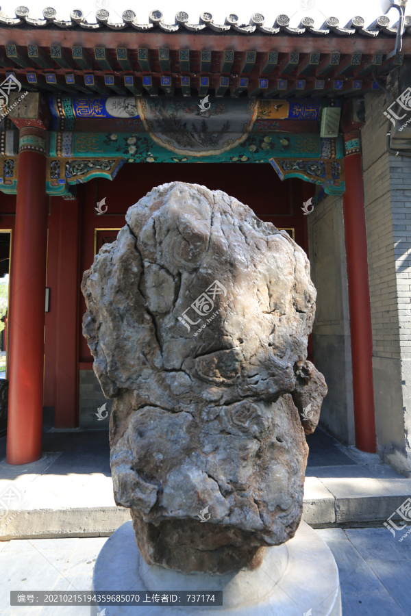 北京颐和园玉澜门前子母石