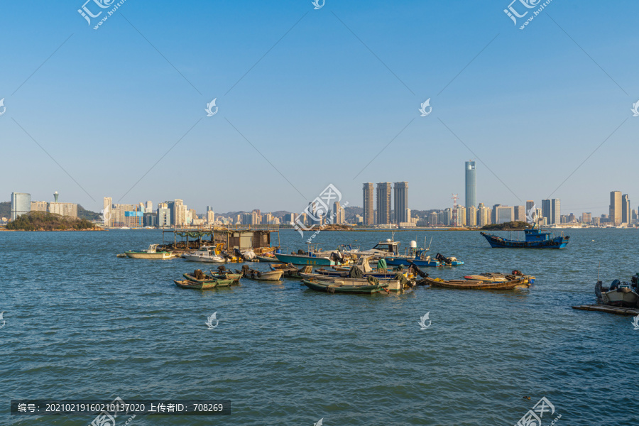 厦门海沧湾公园海上渔船和天际线