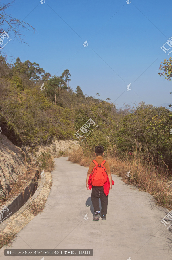 山道儿童背影