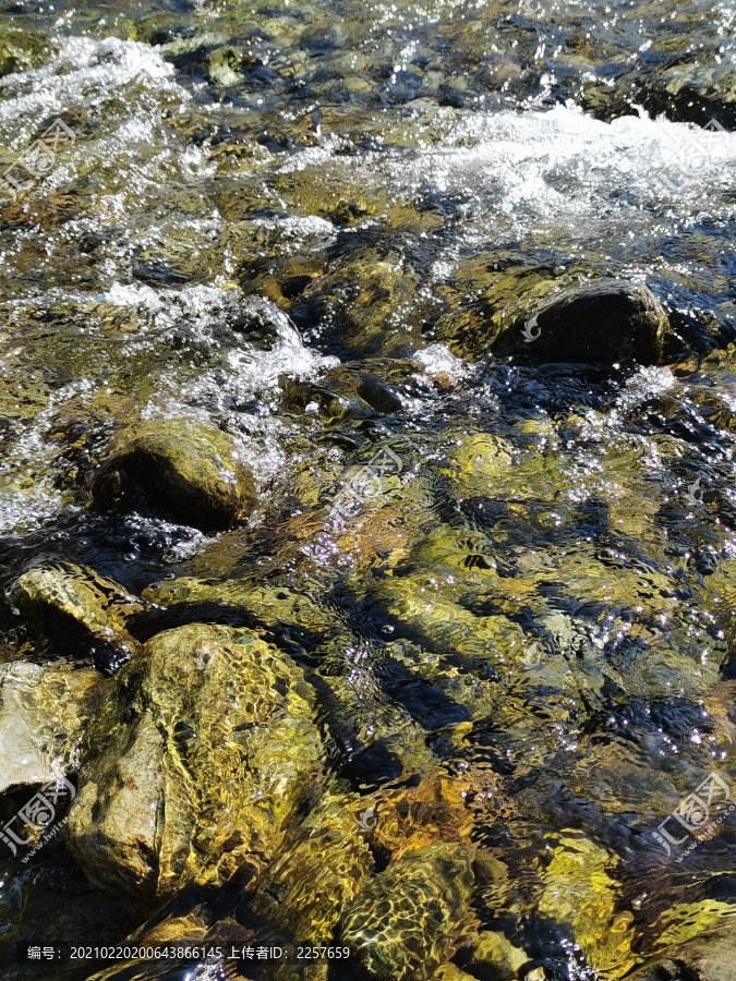 河底的石头