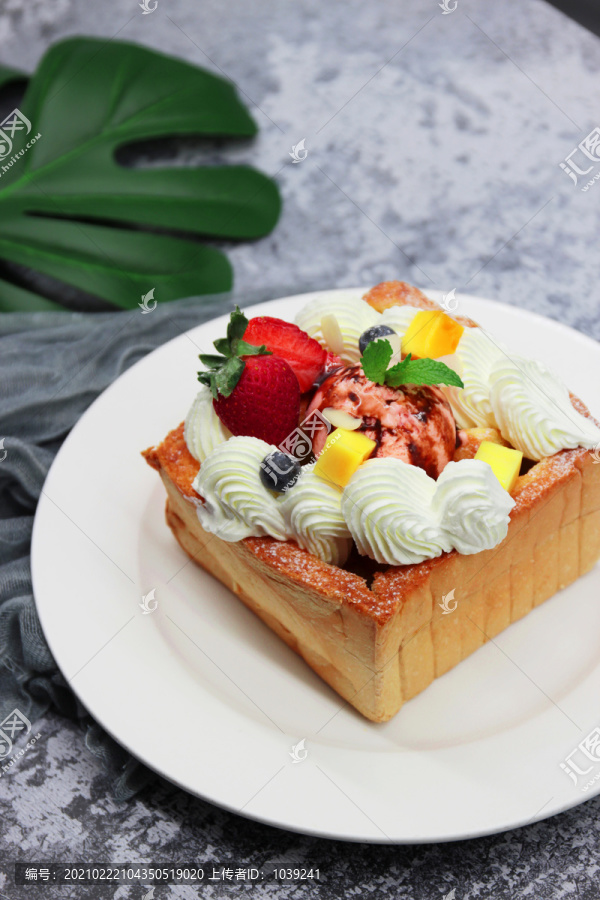 法国雪山多士草莓奶油蛋糕