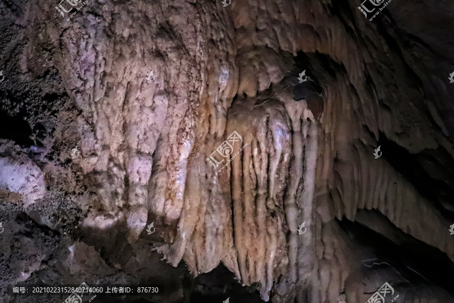 洞穴内钟乳石