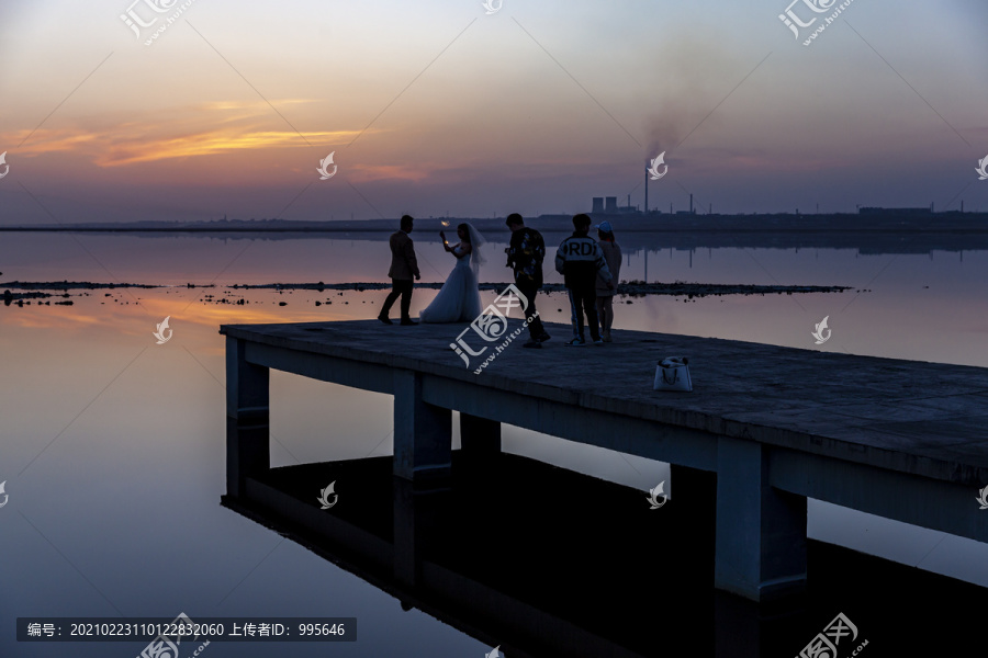 夕阳下拍婚纱照的情侣