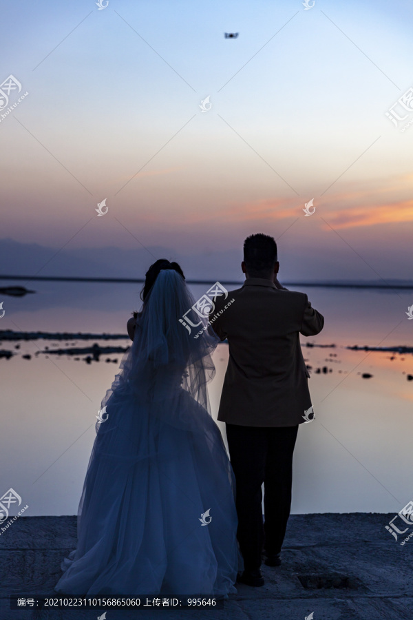 盐湖夕阳拍婚纱照