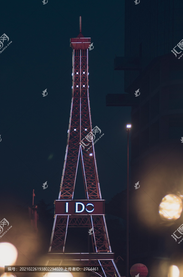 商业街的铁塔夜景