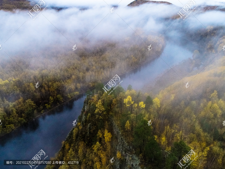 航拍秋季森林河流晨雾