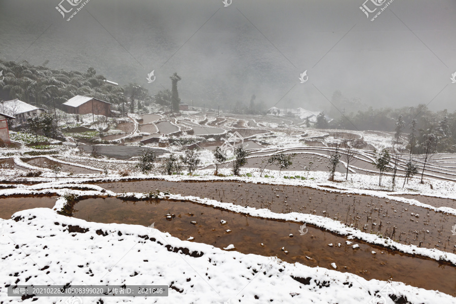 宜宾蜀南竹海蜿蜒的梯田民居雪景